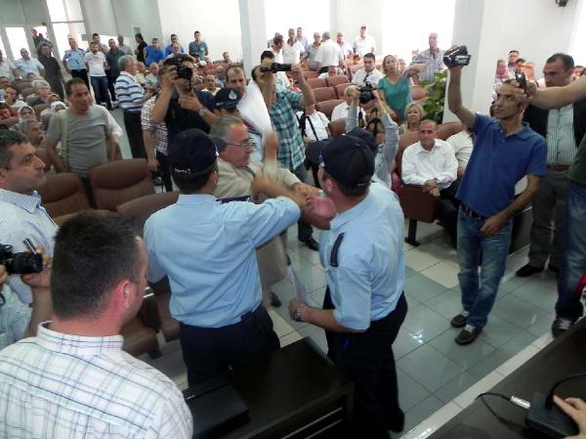 AK Parti\'li Üyeyi, Belediye Meclisi Toplantısından Zabıta Çıkardı