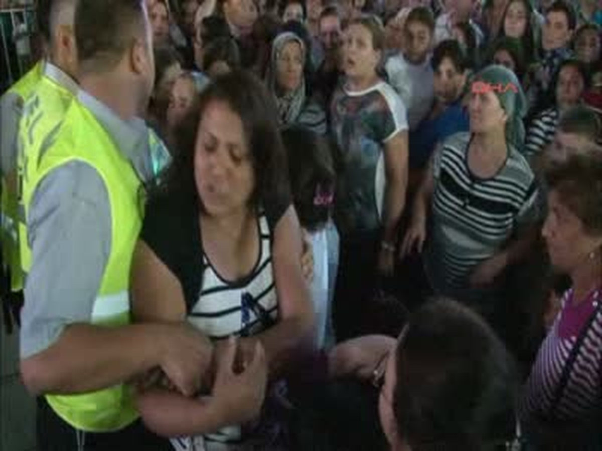 Alişan Konserinde İki Kadın Birbirine Girdi