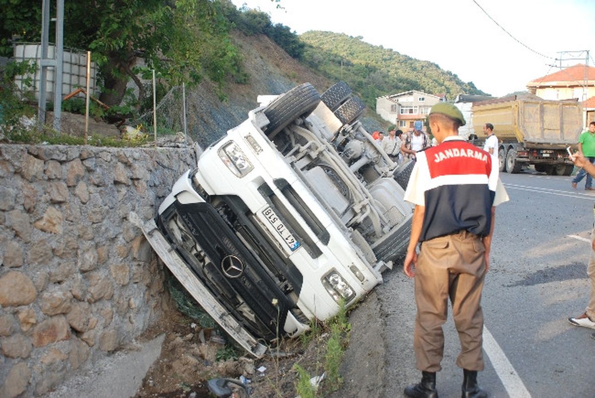 Çimento Yüklü Tır Devrildi: 1 Yaralı