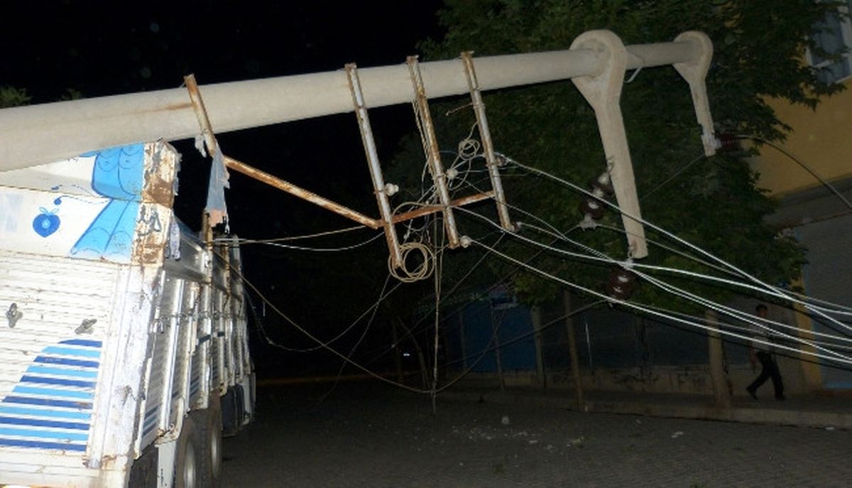 Kamyon Elektrik Direğini Devirdi