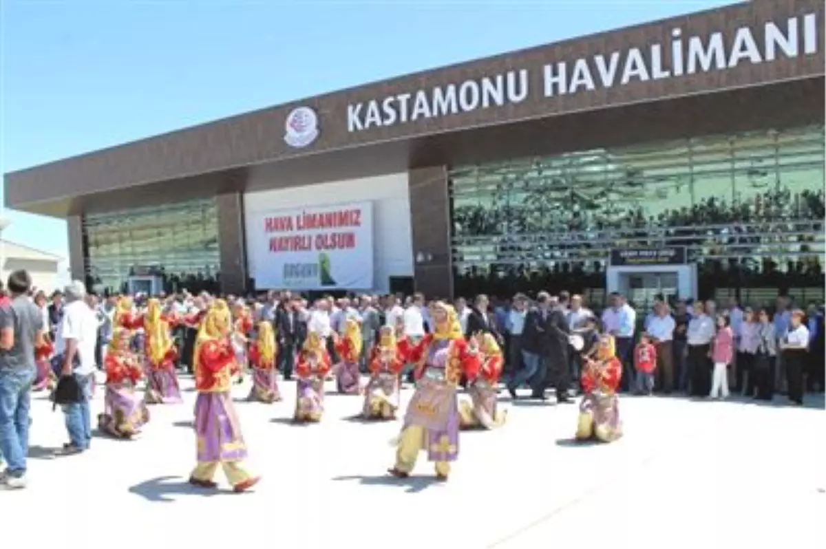 Kastamonu Havalaanı\'na 54 Yıl Aradan Sonra İlk Yolcu Uçağı İndi