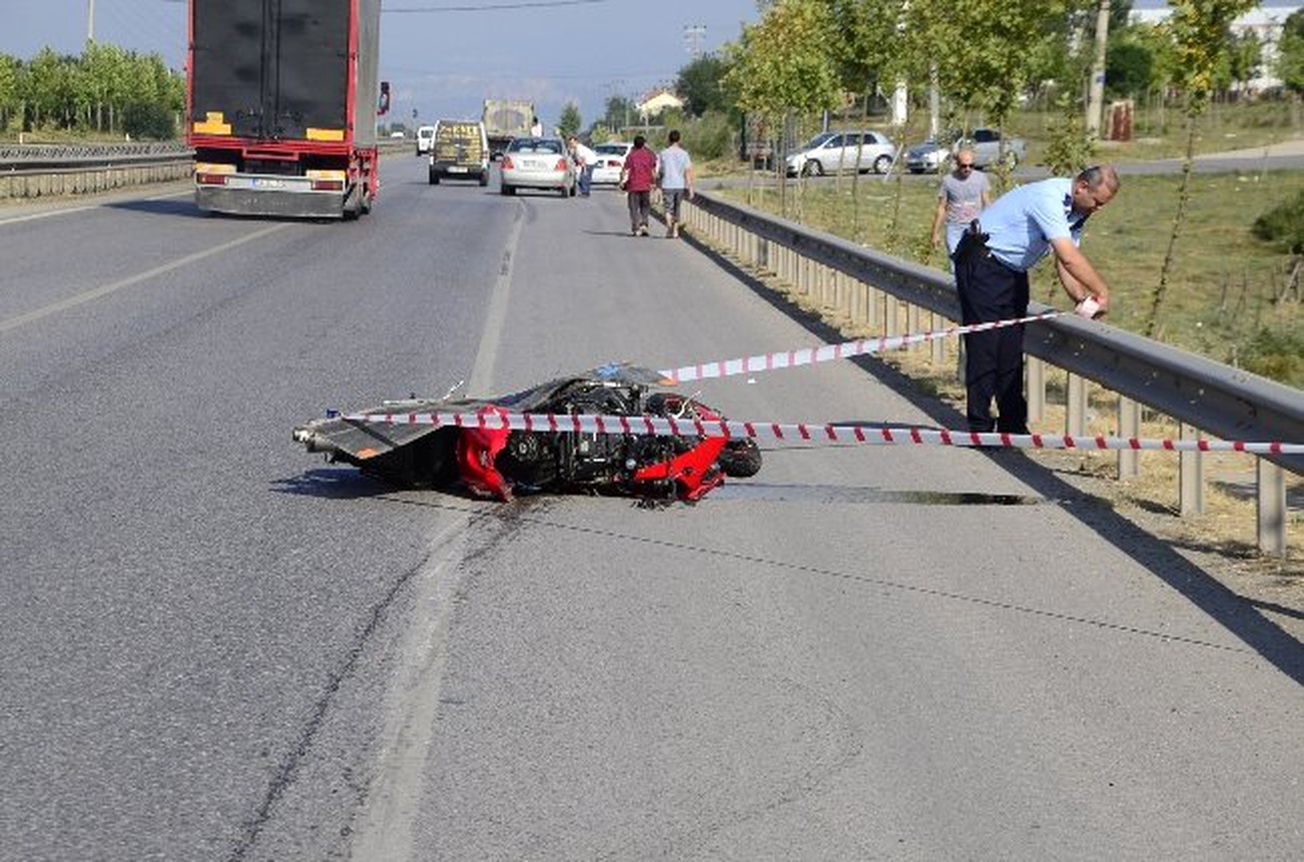 Kocaeli\'de Motosiklet Kamyona Çarptı: 1 Ölü