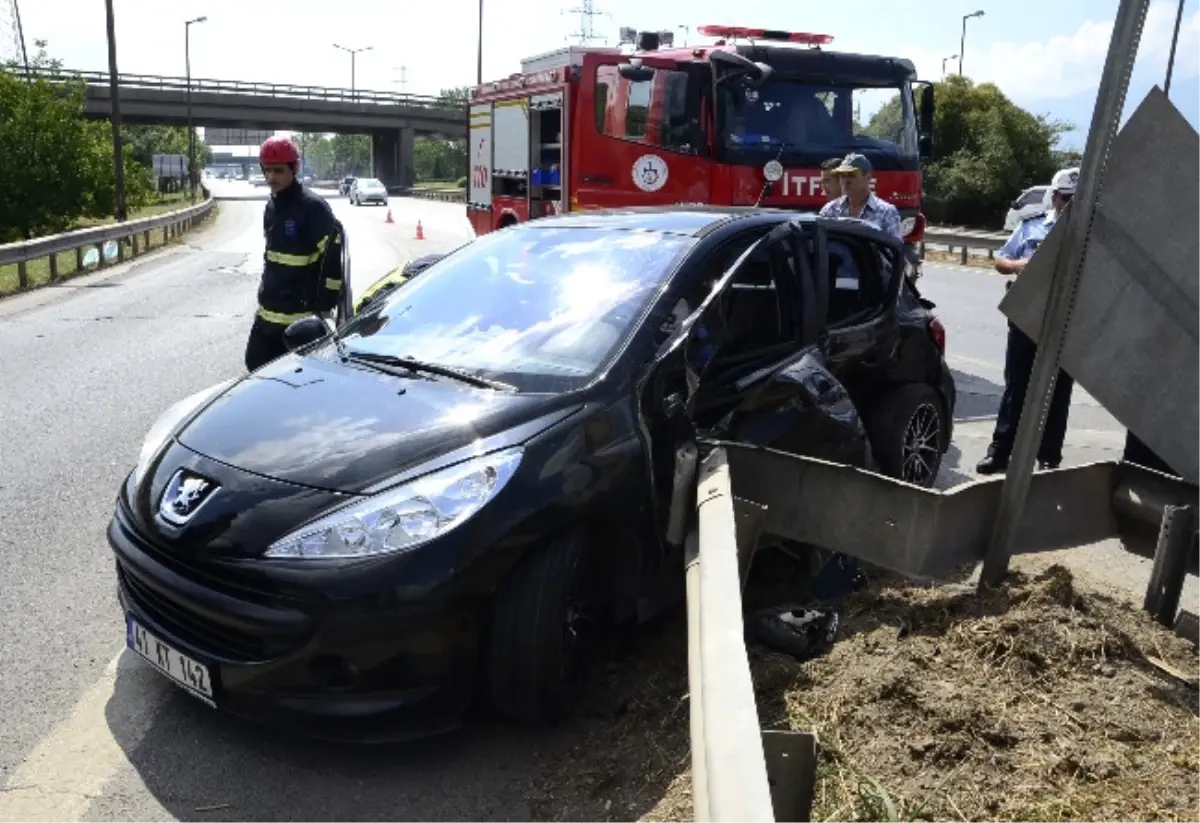 Otomobil Bariyerlere Girdi: 1 Yaralı