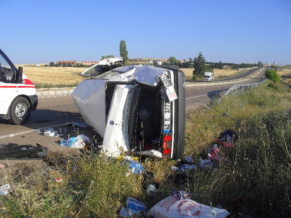 Otomobil Şarampole Yuvarlandı: 1 Ölü, 4 Yaralı