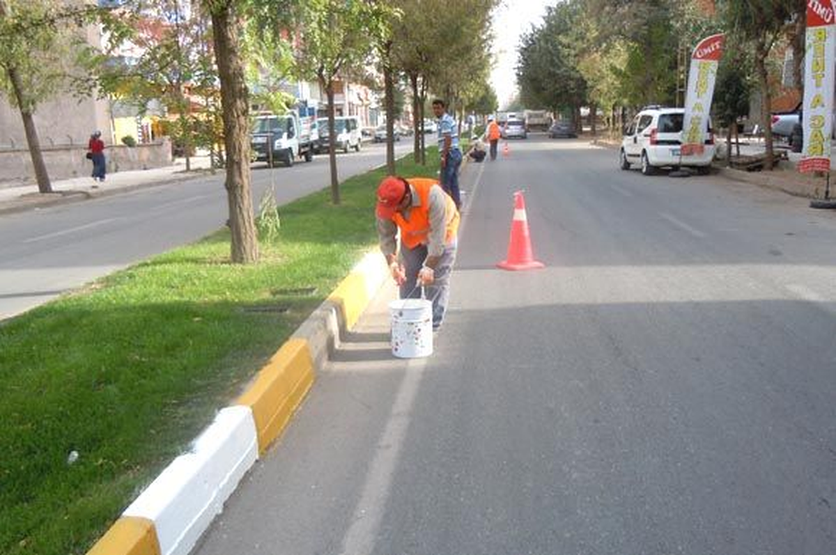 Refüj Ve Kaldırımlar Boyanıyor


