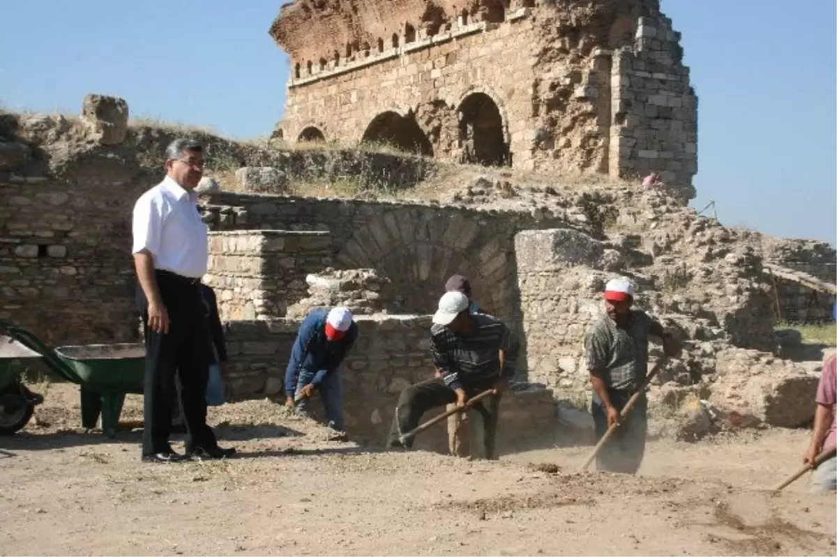 Vali Al, Tralleis Kentinde İncelemerde Bulundu