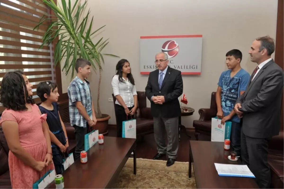 Yetiştirme Yurdu Çocuklarından Vali Tuna'ya Hayırlı Olsun Ziyareti