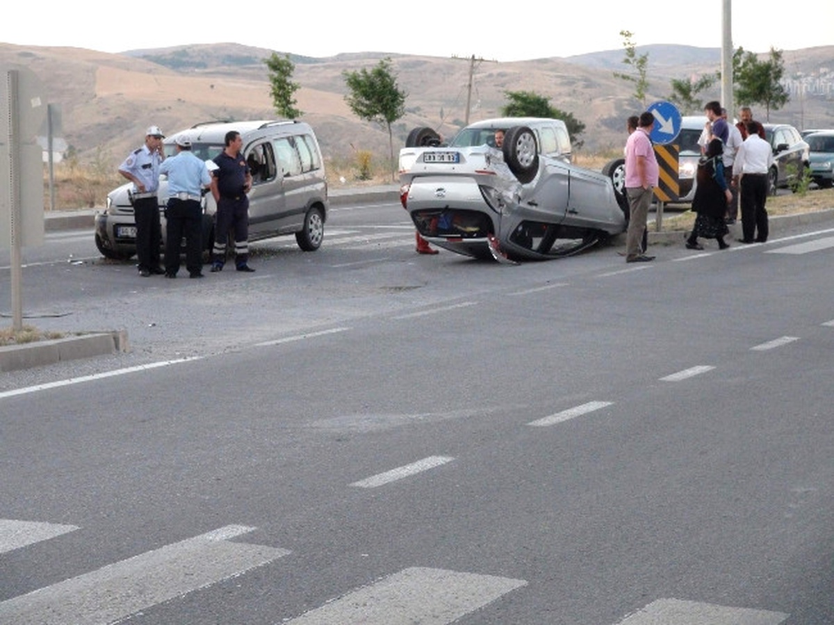 Yozgat\'ta Vatandaşlar Sık Sık Kazaların Yaşandığı TOKİ Kavşağına Çözüm Bulunmasını İstiyor