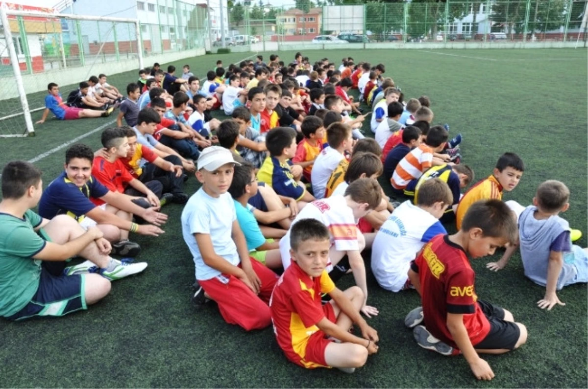 Düzce\'de 500 Kişilik Dev Futbol Okulu