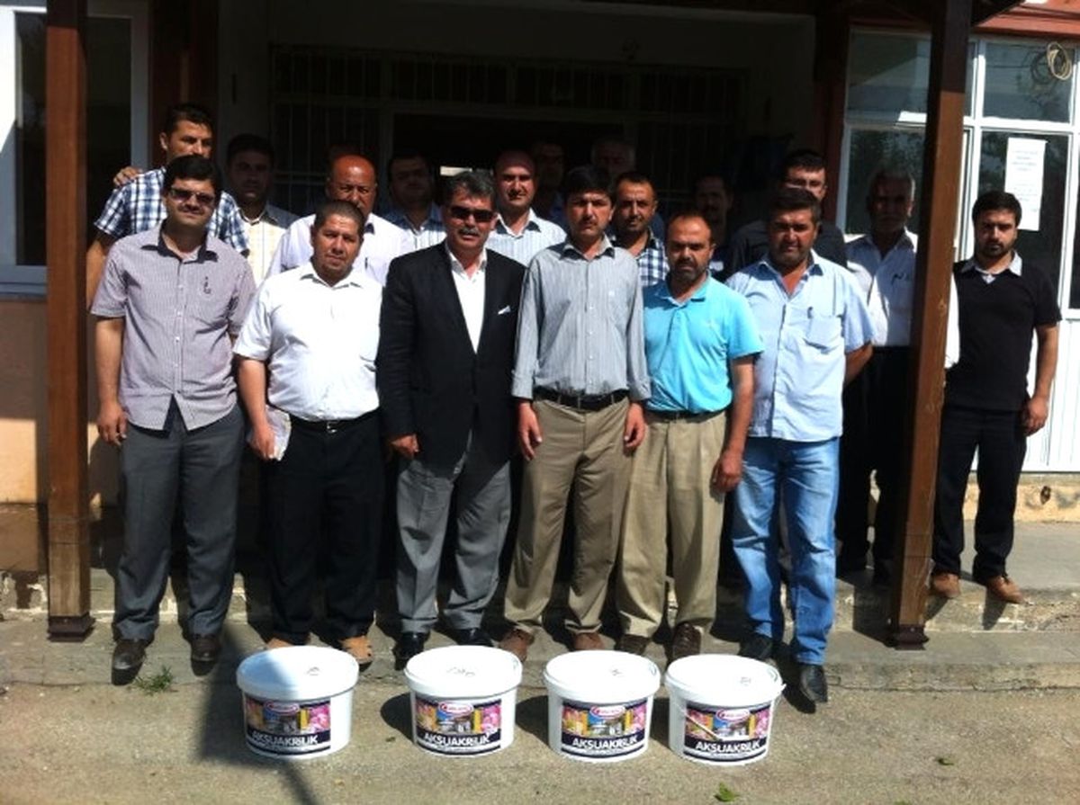 Hassa\'da Camilere Boya Dağıtıldı