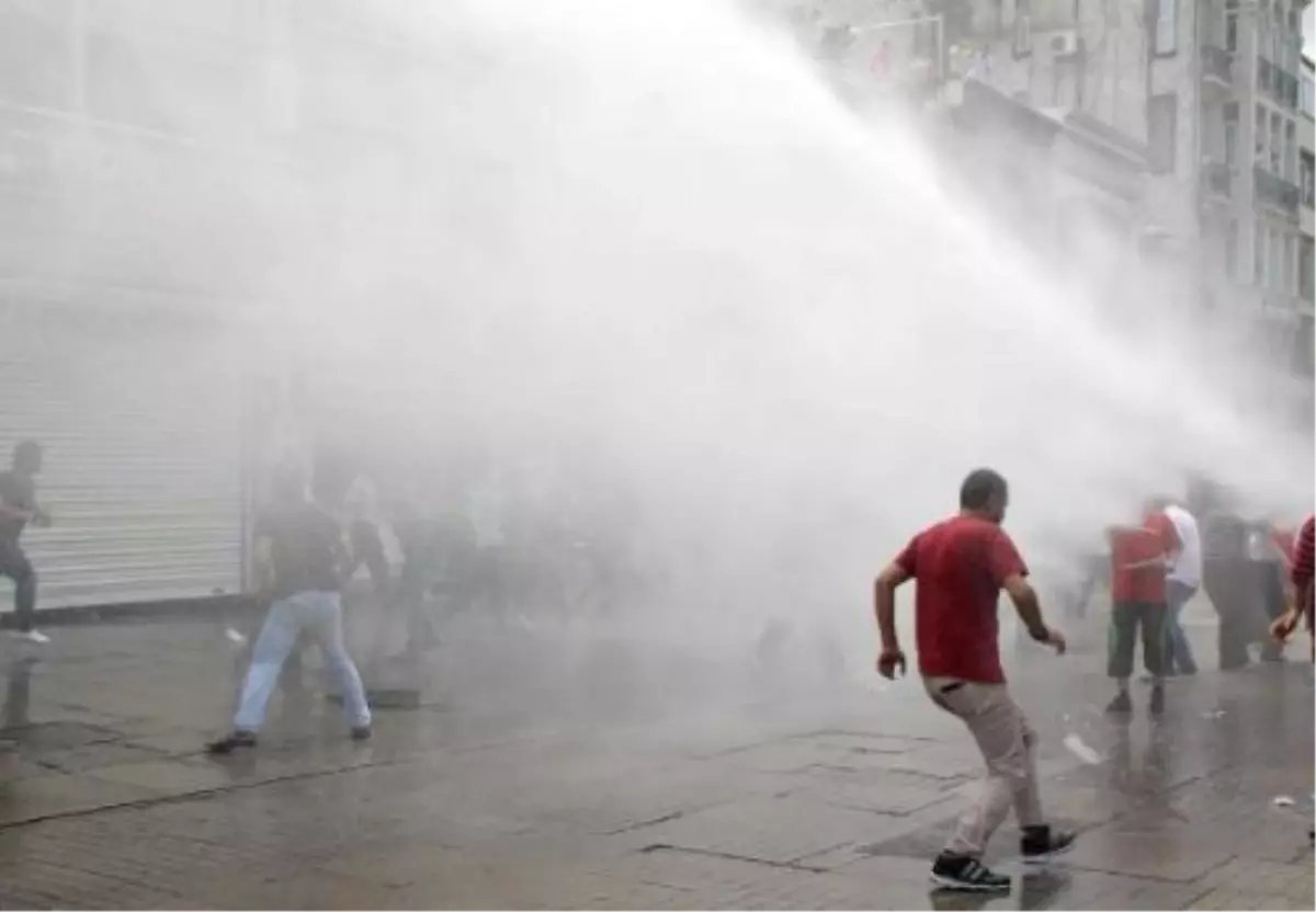 İstiklal Caddesi\'nde Biber Gazlı ve Tazyikli Su ile Müdahale