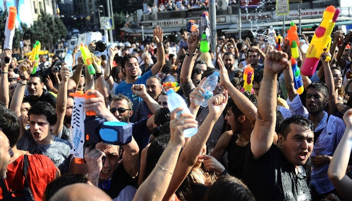 İstiklal Caddesinde Toplanan Gruba Polis Müdahalesi