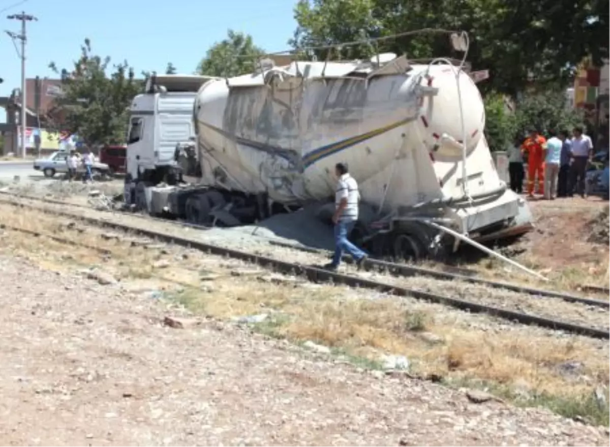 Kahramanmaraş\'ta Yük Treni ile Kamyon Çarpıştı