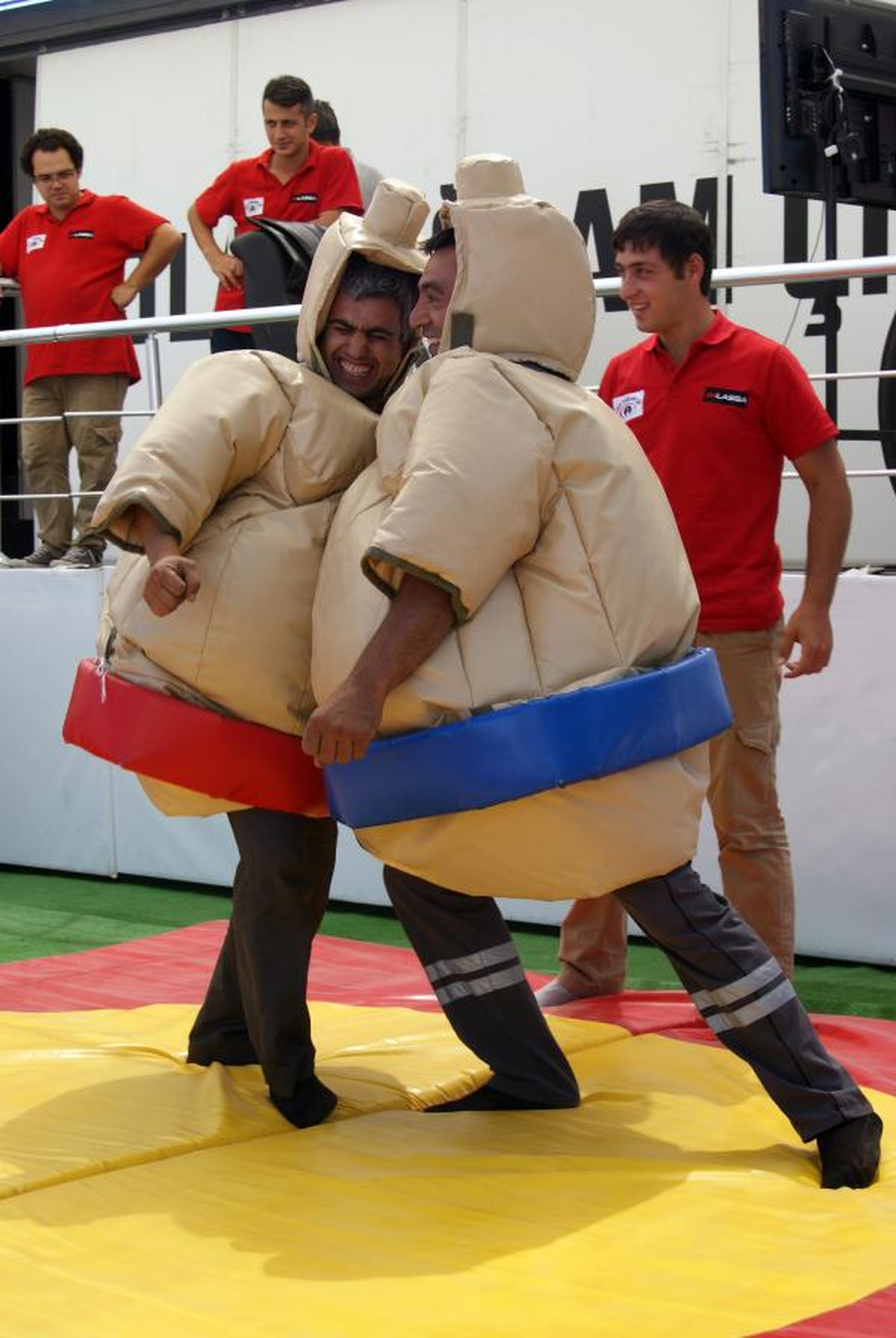 Kamyon Şoförleri Sumo Güreşi Yaptı