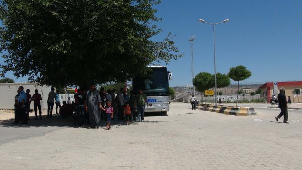 Parkta Kalan Suriyeliler Çadır Kente Gönderiliyor