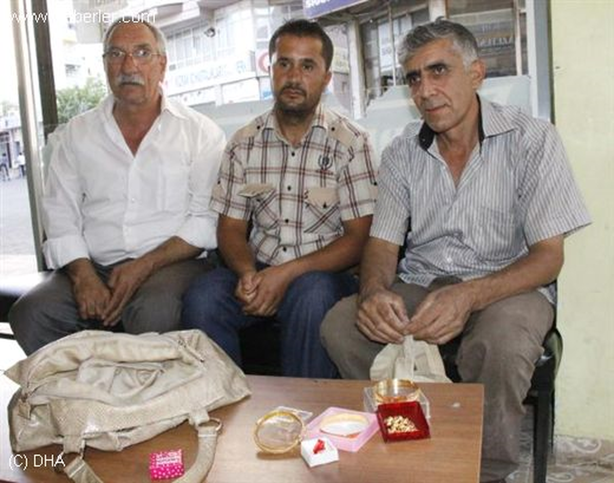 Seyyar Satıcı Bulduğu Altınları Sahibine Teslim Etti