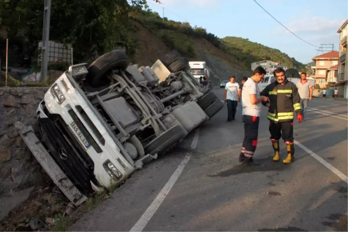 Su Kanalına TIR Devrildi