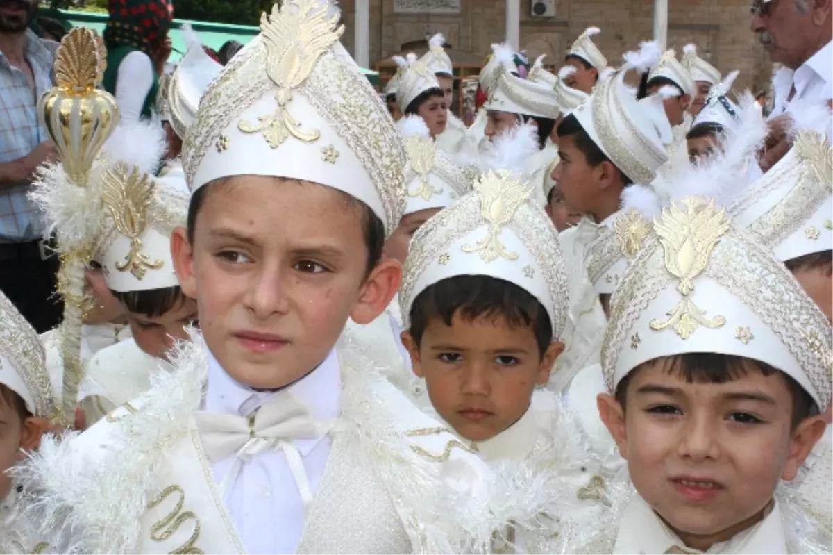 Sünnet Çocukları Mehter Ekibi ile Yürüdü