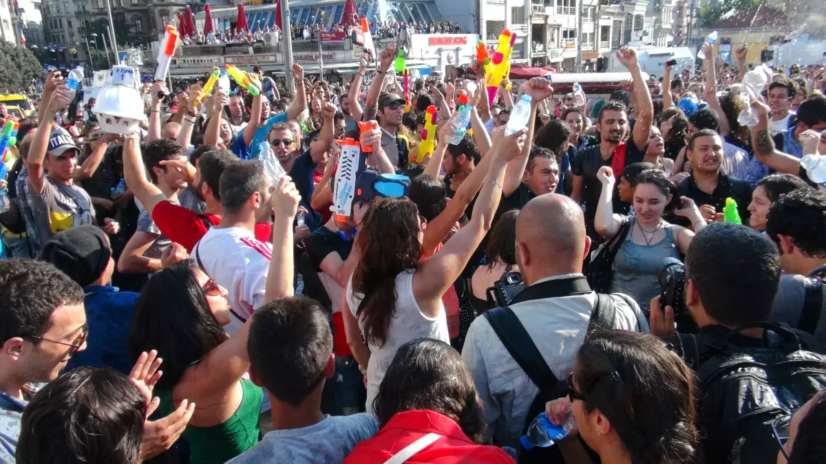 Taksim\'de Su Savaşı Yapanları Polis Uzaklaştırdı