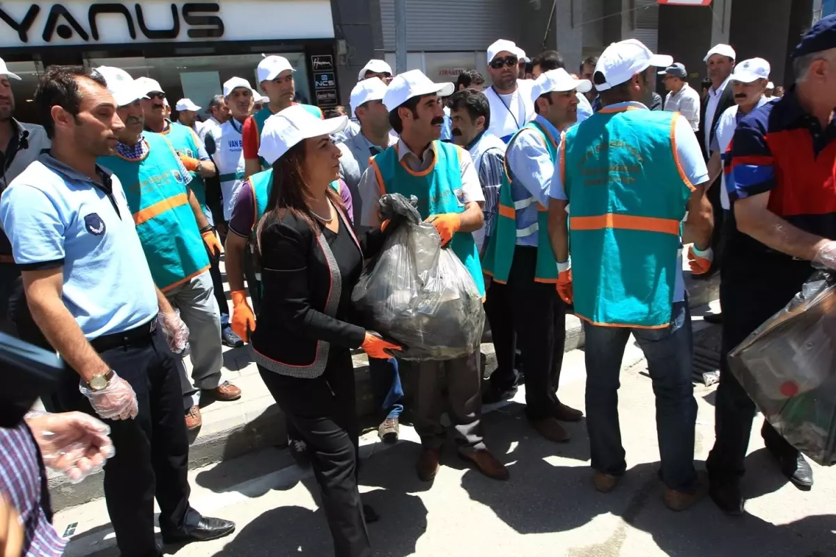 Temizlik İşçileri İş Bıraktı, Sokakları Milletvekili ile Belediye Başkanı Süpürdü