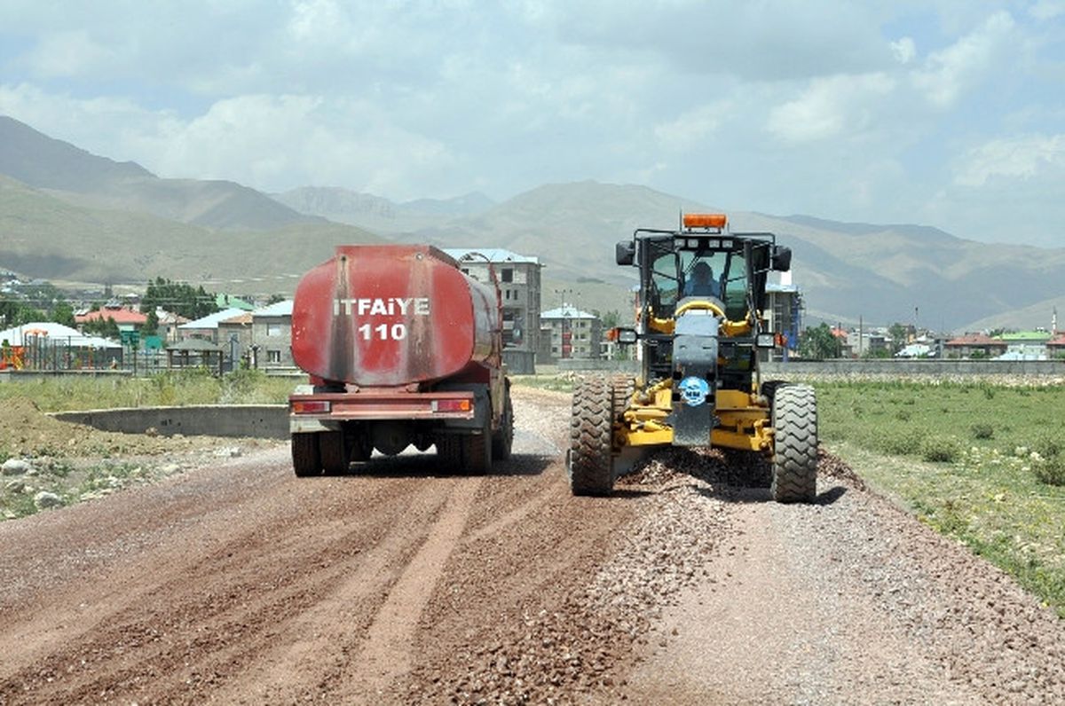 Yüksekova\'da Yol Çalışmaları Sürüyor