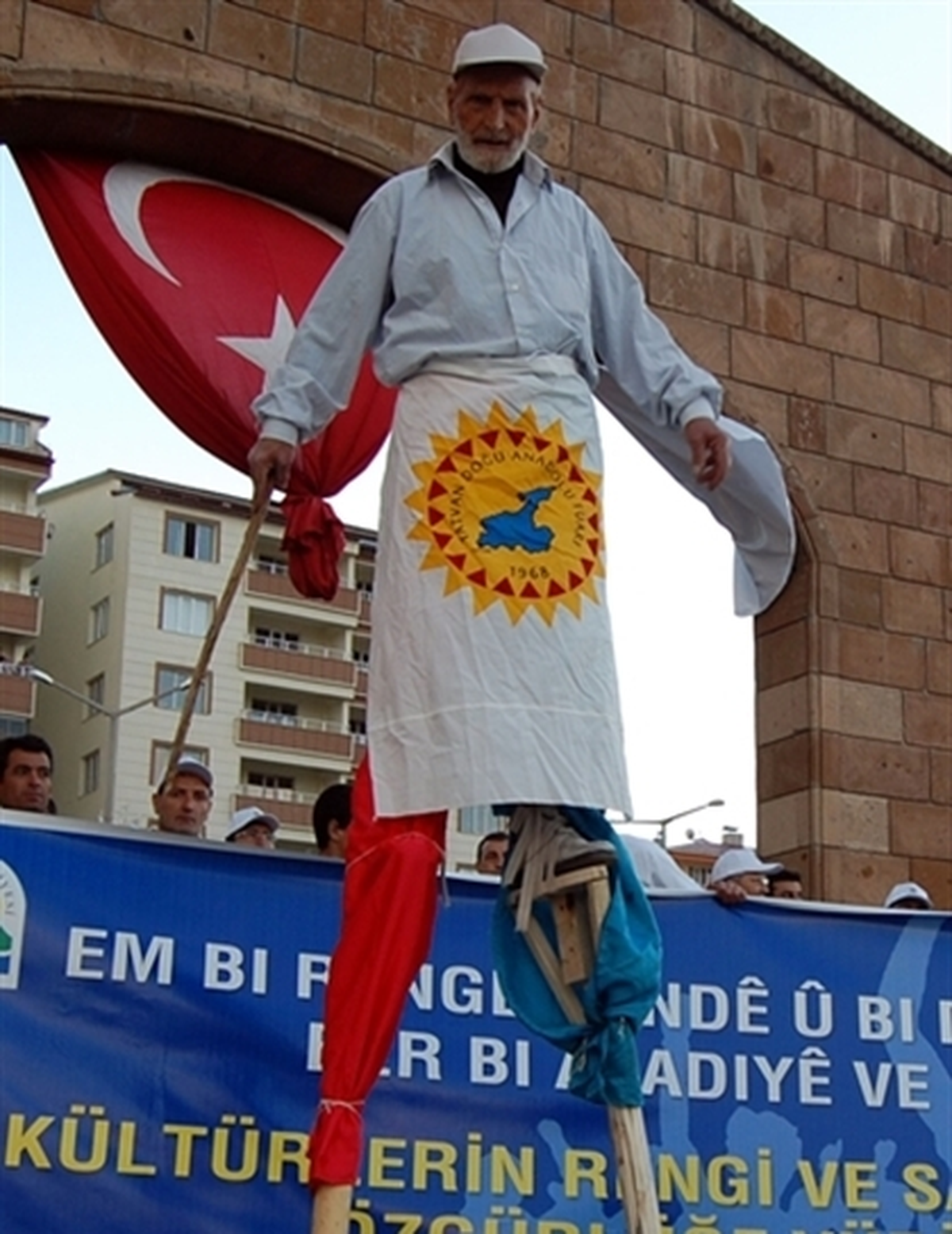 80 Yaşındaki Cambaz, Yarım Asırdır Tahta Çubuklar Üzerinde Yürüyor
