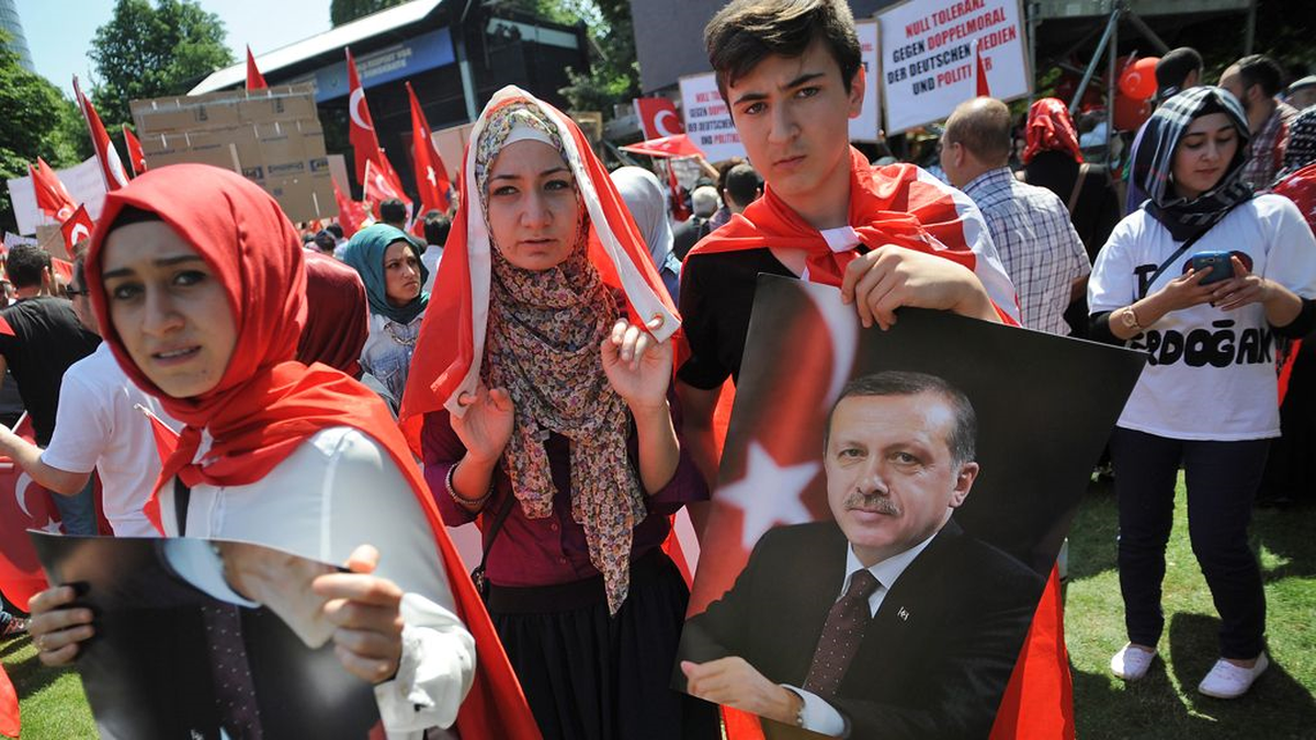 Almanya\'da Erdoğan\'a Destek Mitingi Coşkuyla Başladı