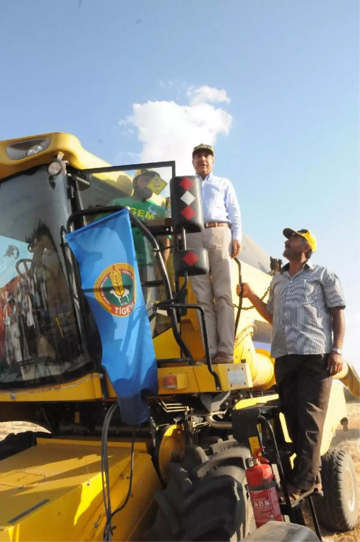 Bakan Eker, Biçerdöverle Buğday Hasat Etti