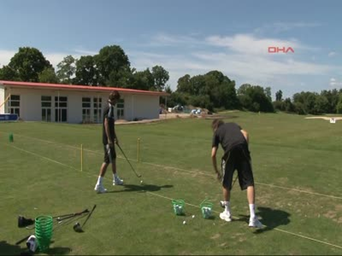 Beşiktaş\'ın Almanya Kampında Futbolcular Boş Zamanlarını Golf Oynayarak Değerlendiriyor