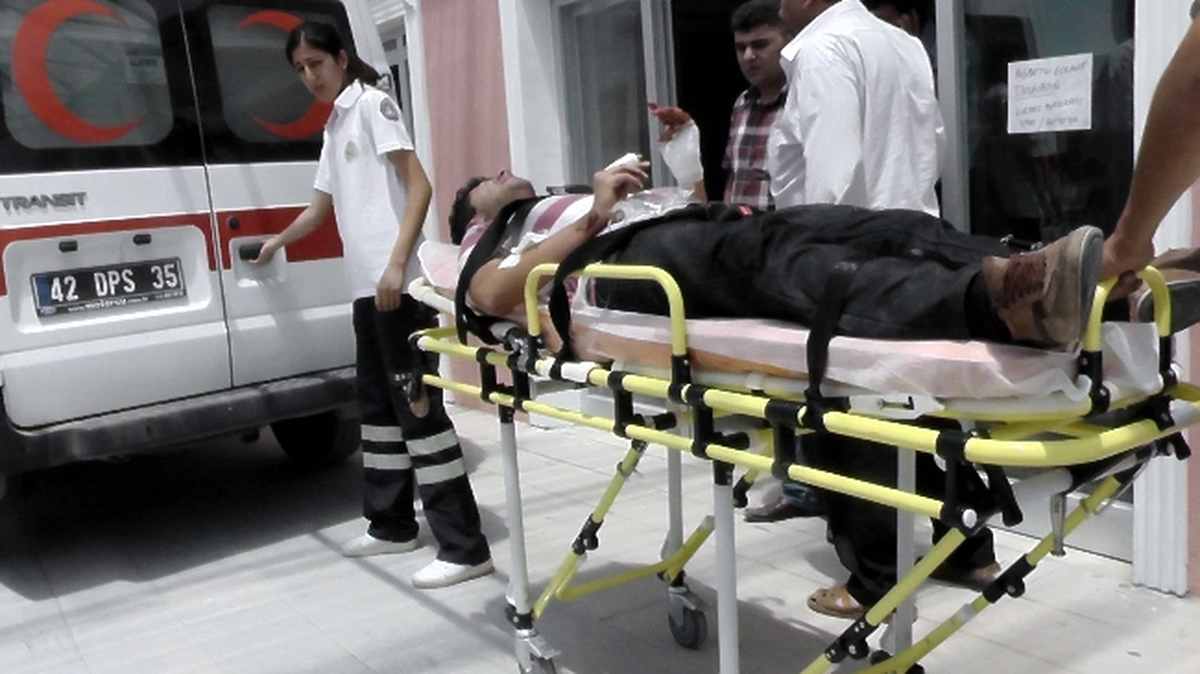 Cama Çarpan Genç Bileklerinden ve Elinden Yaralandı