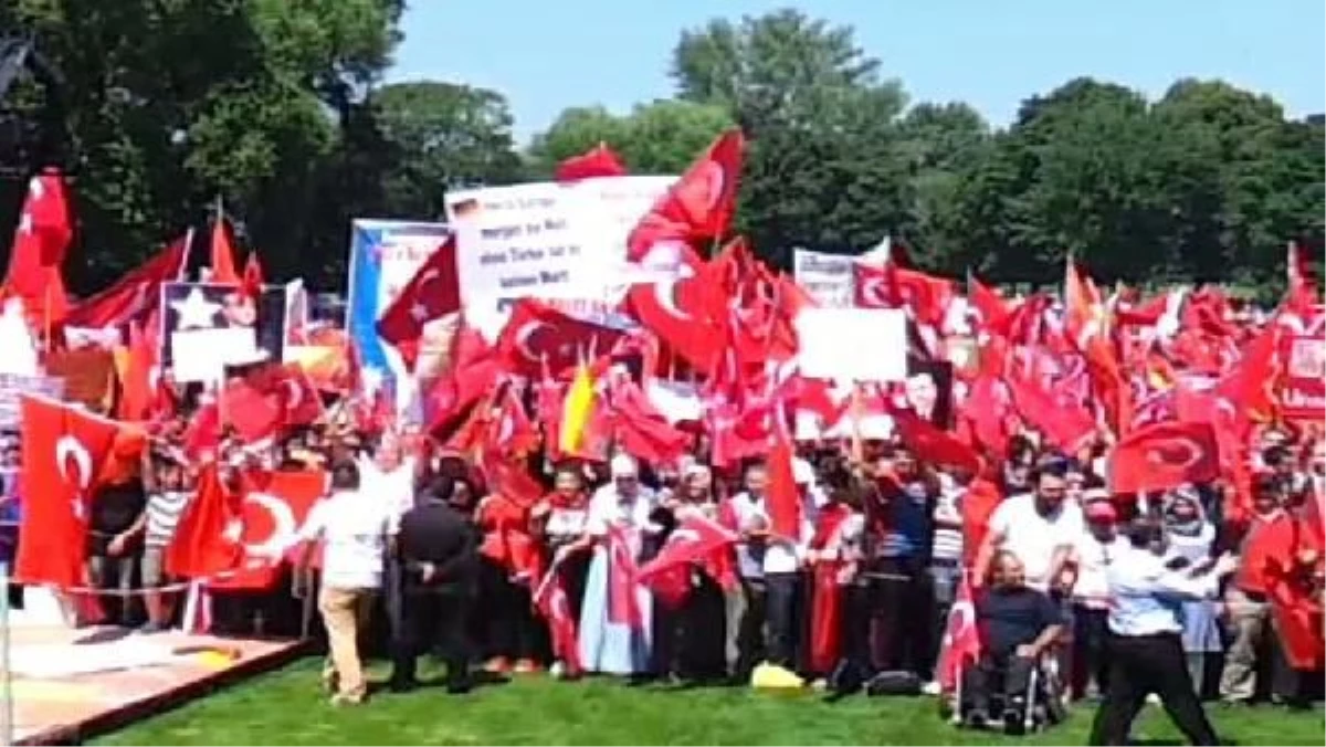 Düsseldorf\'da \'Demokrasiye Saygı Mitingi"Ne Binlerce Kişi Katıldı