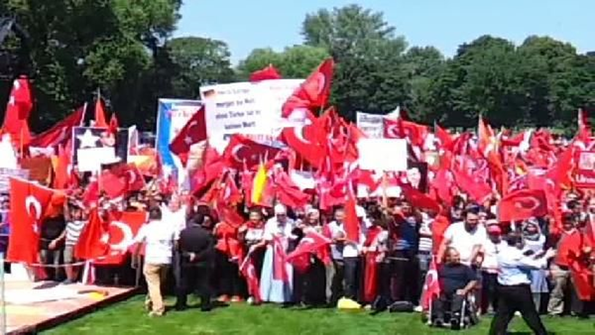 Düsseldorf\'ta Demokrasiye Saygı Mitingi