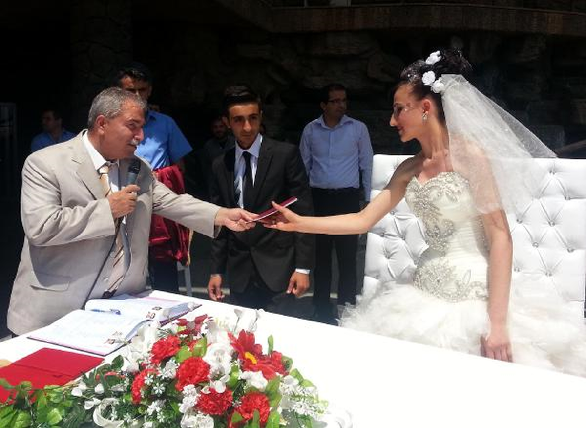 Evlenemeyen Çifte Belediye Başkanı Destek Oldu