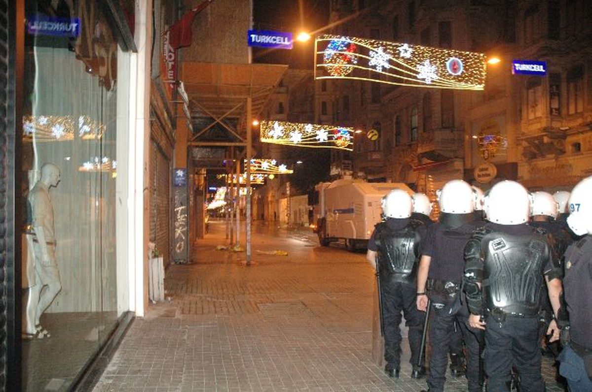 İstiklal Caddesi\'nde Toplanan Gruba Polis Müdahale Etti