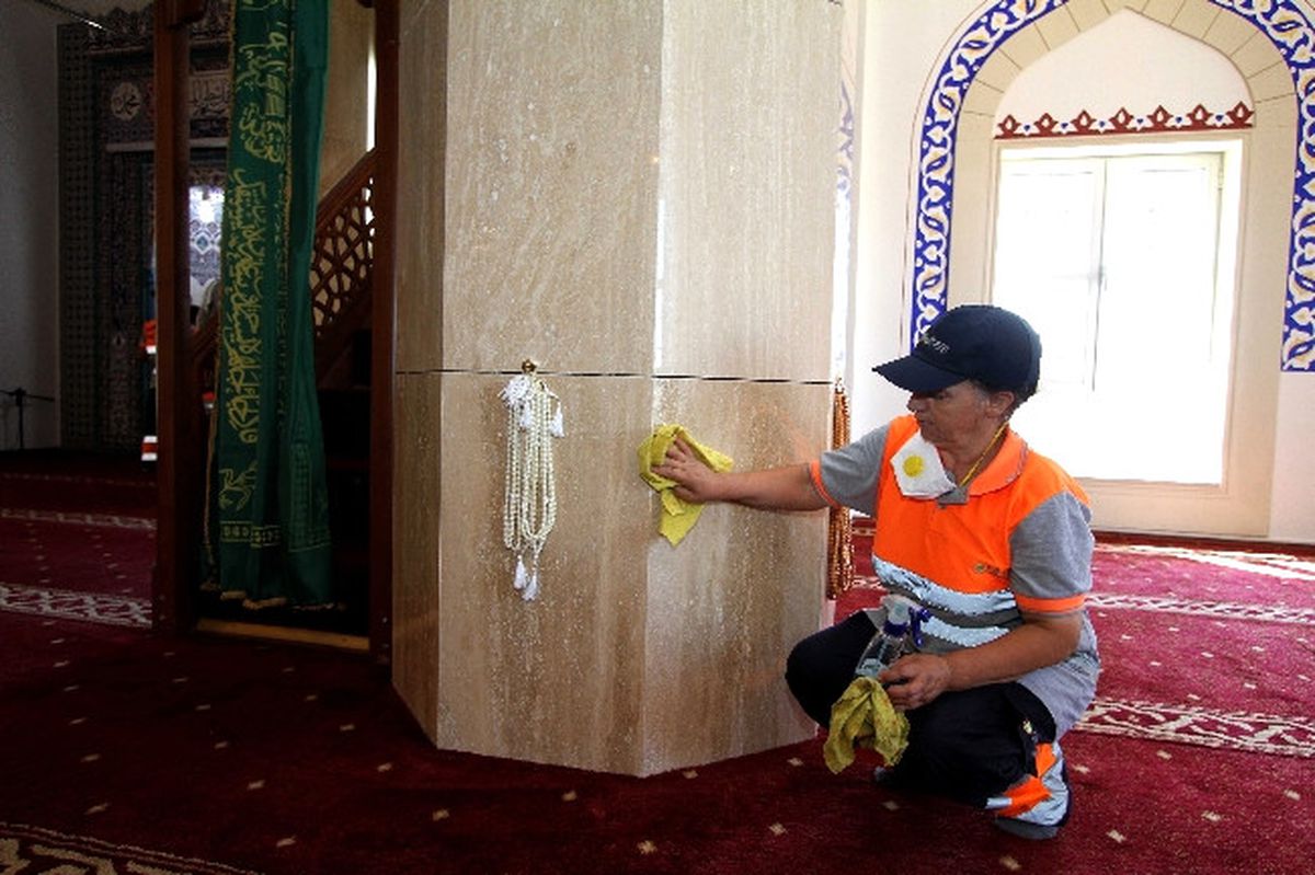 Karşıyaka\'da Camilere Ramazan Temizliği