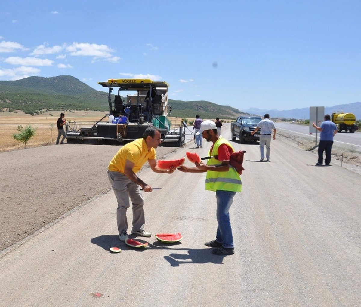 Kaymakam Sonel, Yol İşçilerine Karpuz İkram Etti