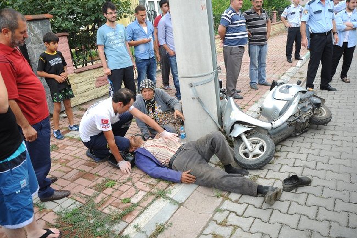Motosiklet Elektrik Direğine Çarptı: 2 Yaralı