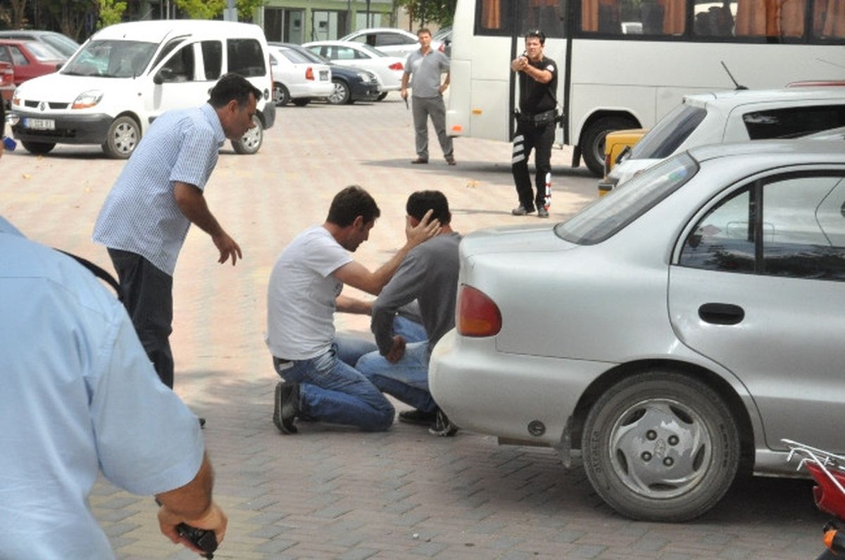 Polisin Silahını Gasp Etti