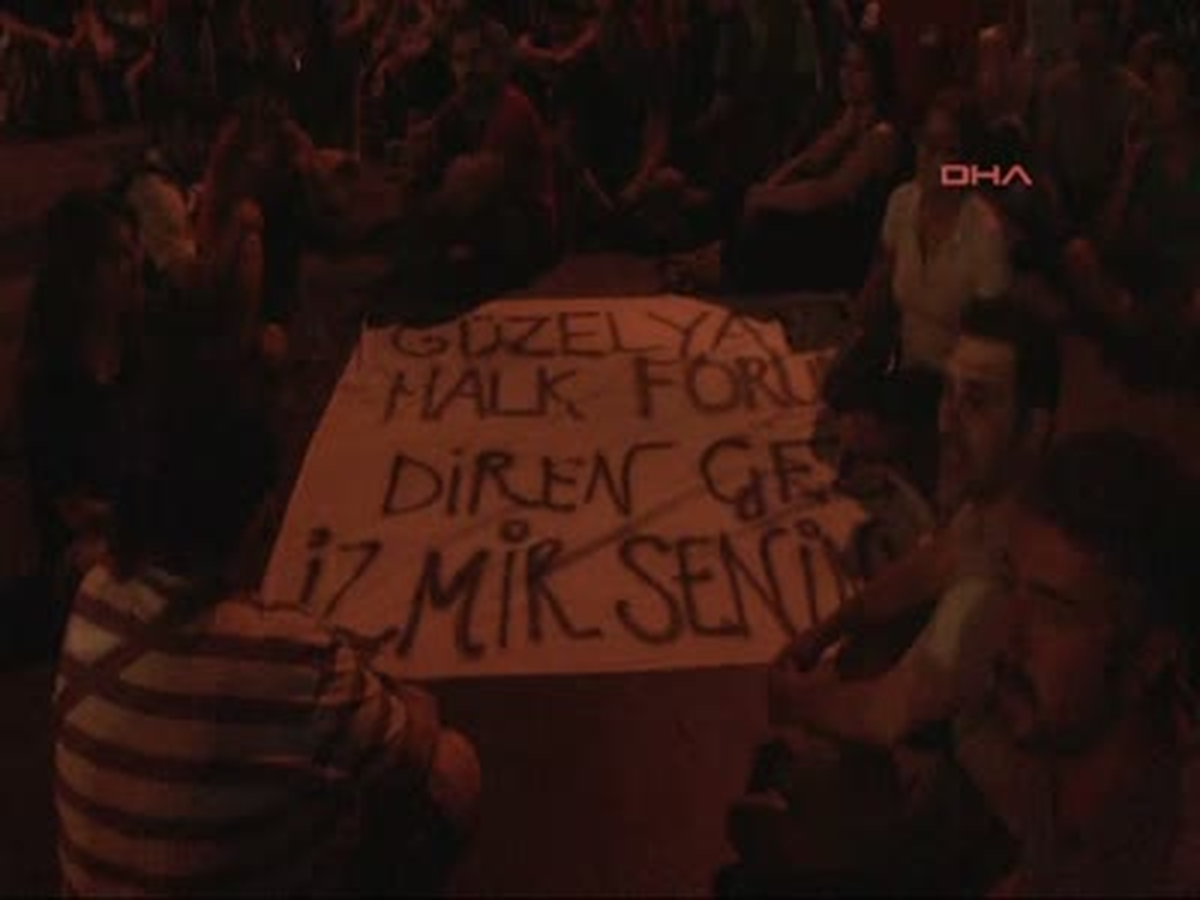 Taksim\'de Polis Müdahalesi İzmir\'de Protesto Edildi