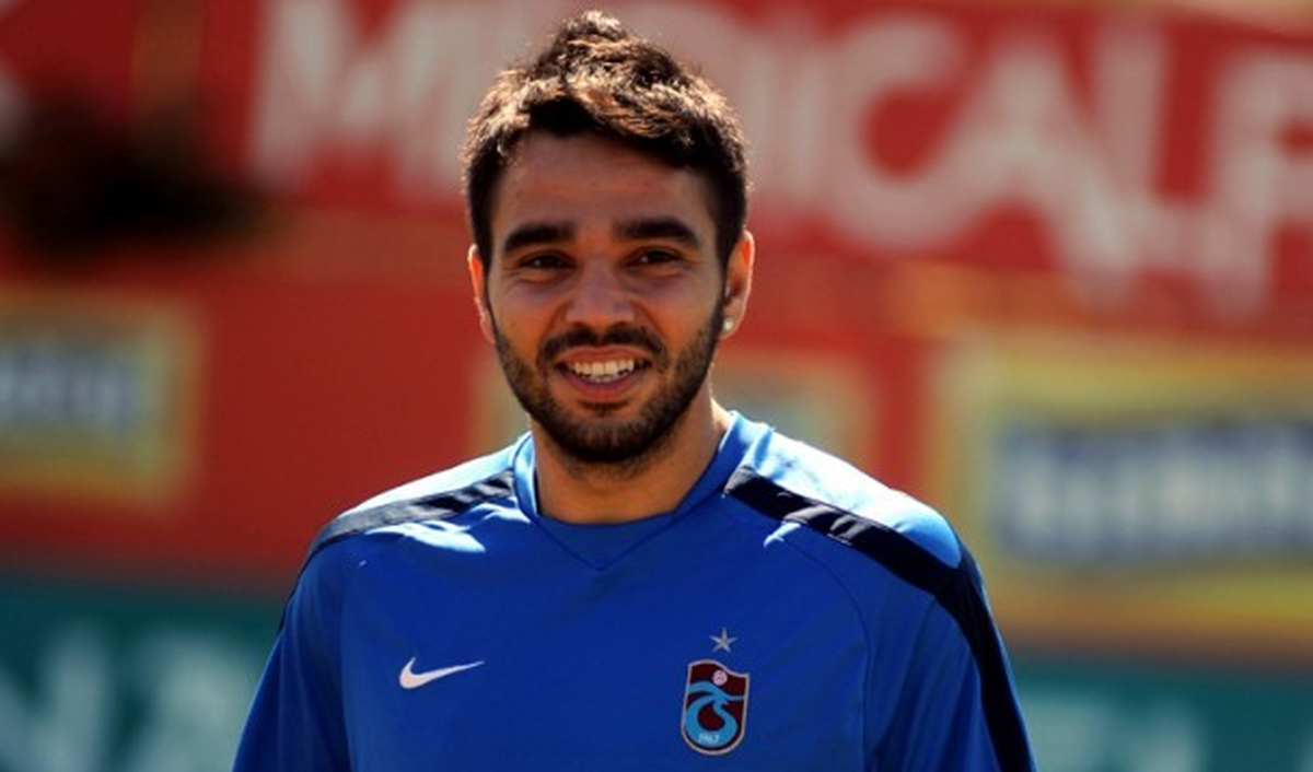 Trabzonsporlu Futbolcu Volkan\'a Doğum Günü Kutlaması
