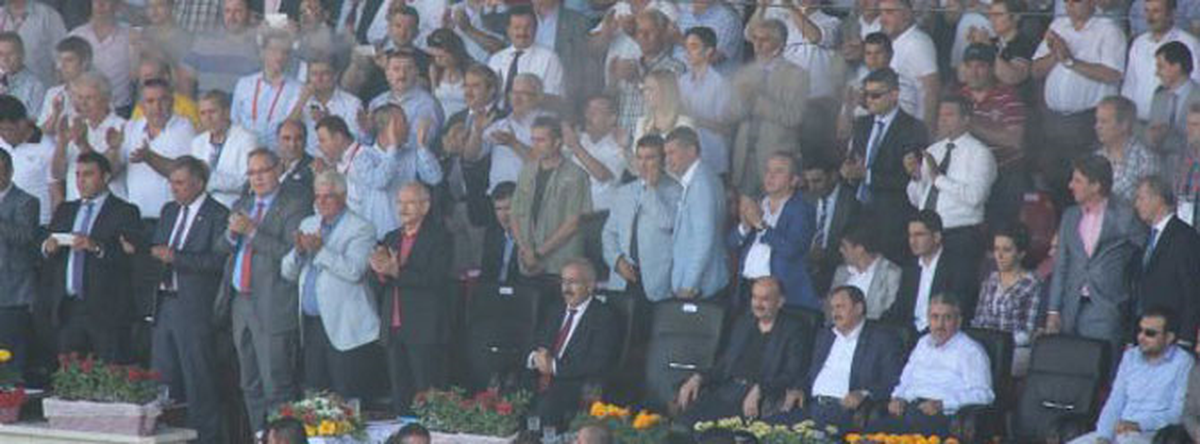 10. Yıl Marşı Okunurken Bakanlar Ayağa Kalkmadı