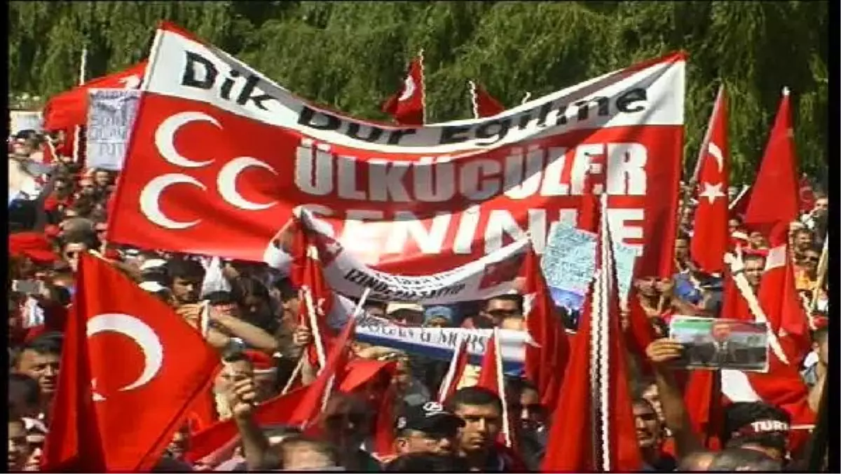 3 Hilalli Pankartlara Tepki