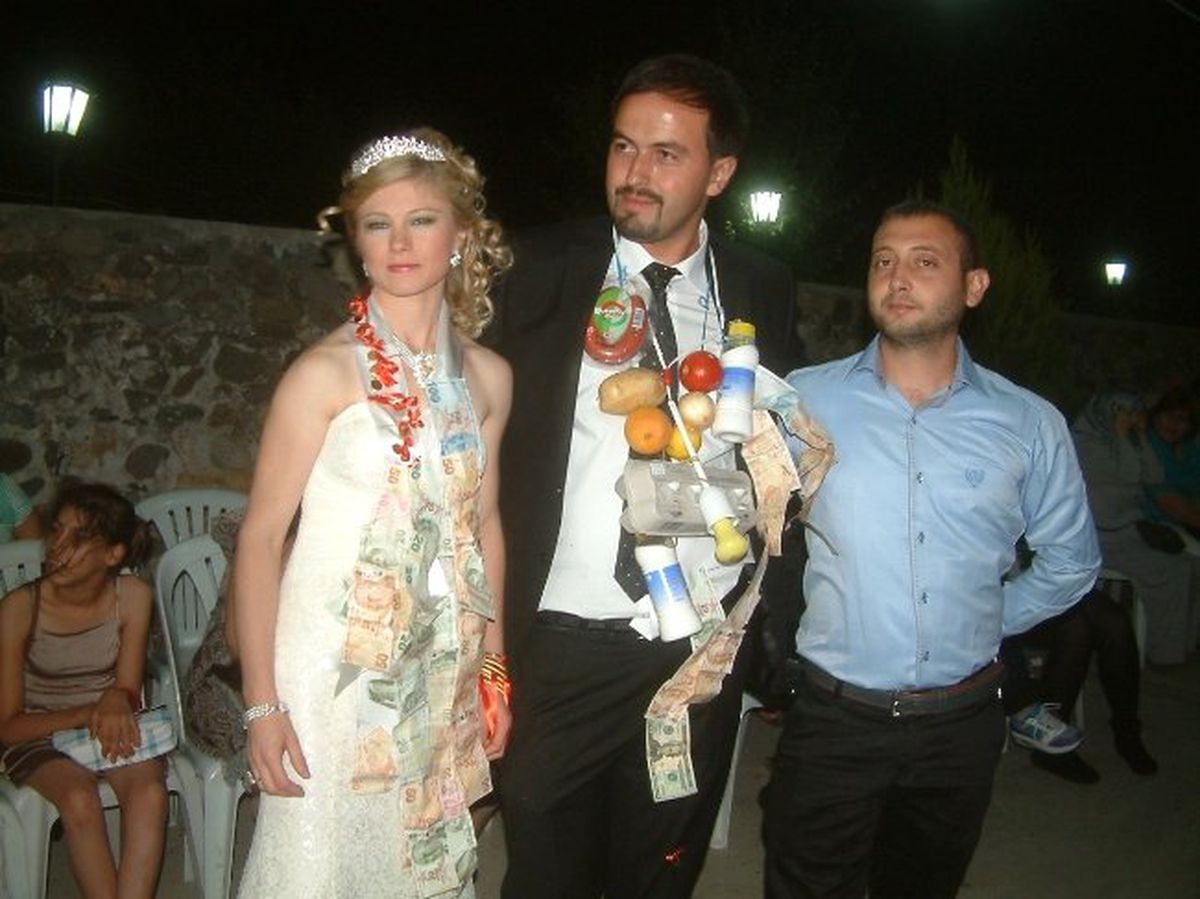 Arkadaşlarının Şakası Damadı Seyyar Satıcıya Çevirdi.