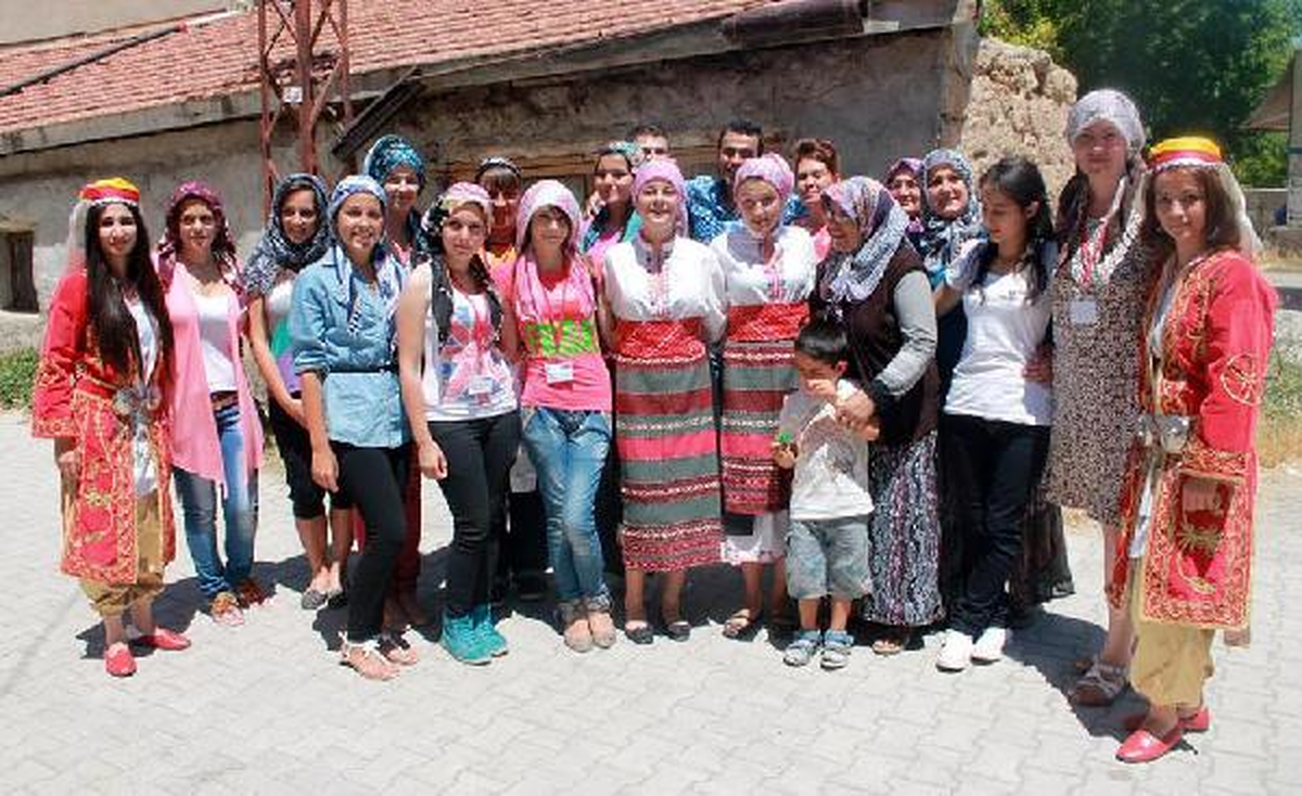 Avrupalı Gençler Hamur Açtı, Mantı Yaptı