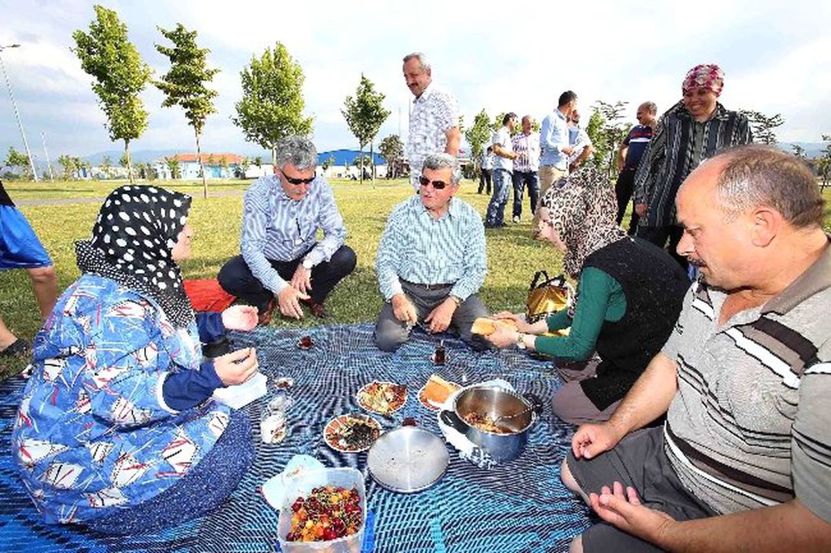 Başkan Karaosmanoğlu Gölcük Sahili\'nde