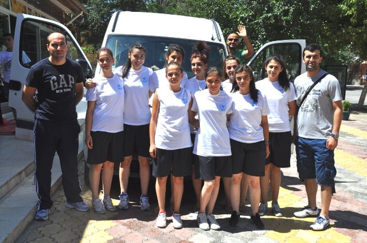 Bayan Voleybolcular Finalde Kaybetti