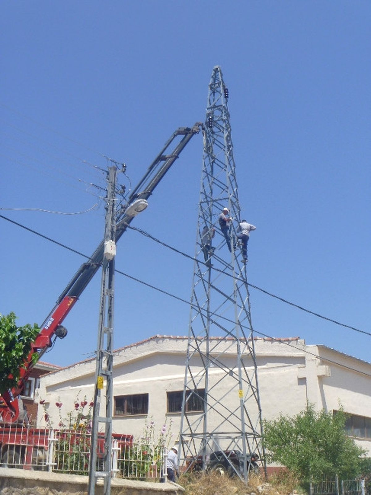 Bilecik\'te Yüksek Gerilim Hatları Direkleri Yerinden Kaldırılıyor