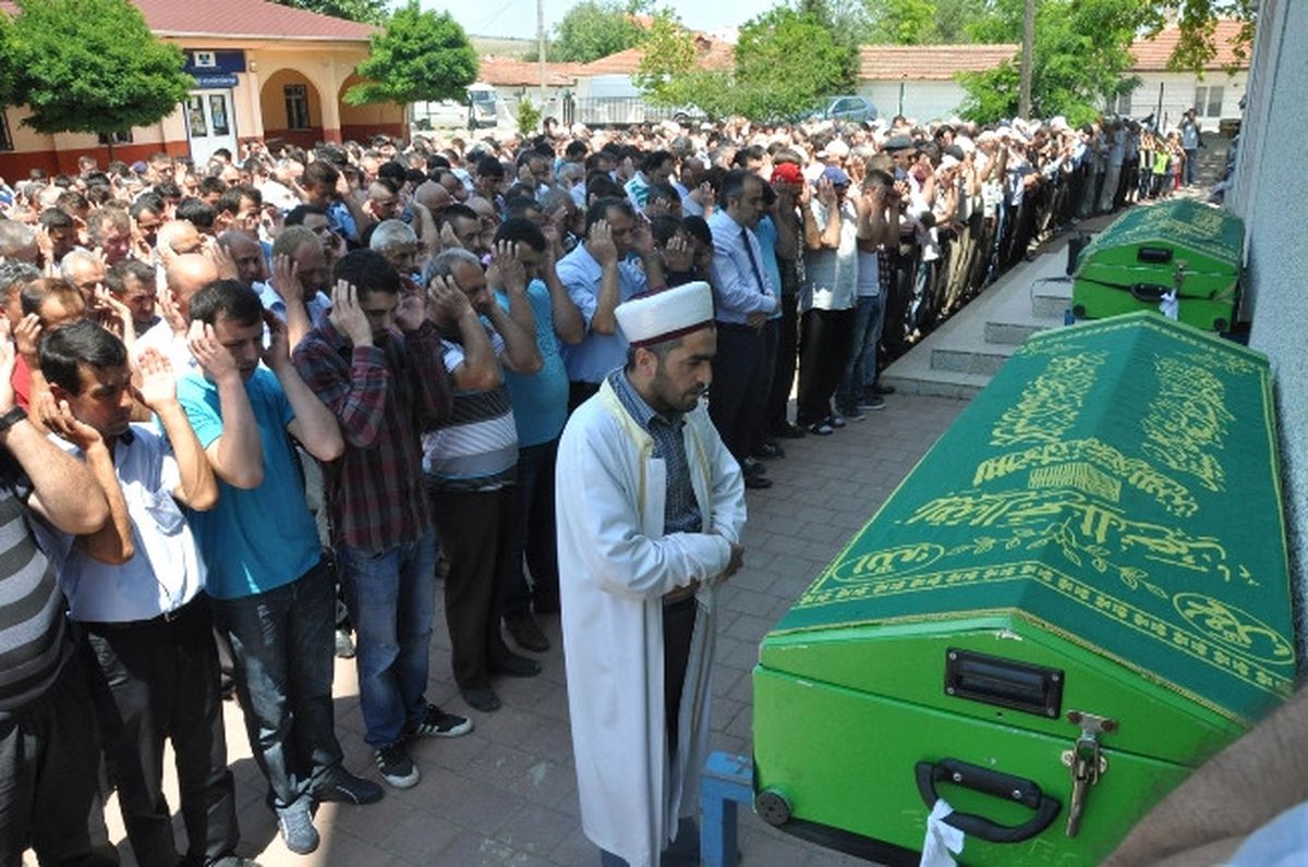 Birbirlerine Sarılarak Boğulan İkizler Toprağa Verildi