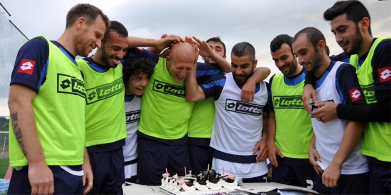 Çaykur Rizesporlu Futbolcuya Doğum Günü Süprizi