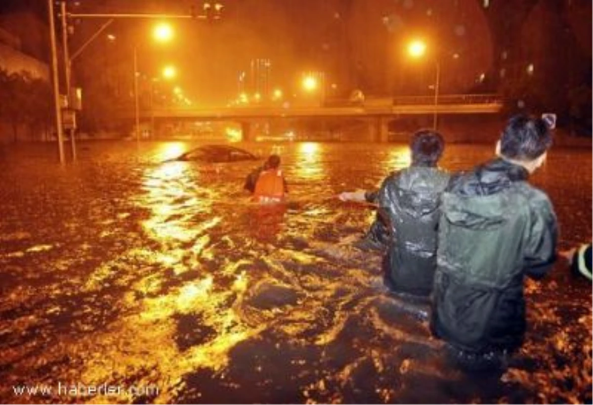 Çin\'de Şiddetli Yağışlar Nedeniyle 3 Kişi Öldü
